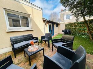 a patio with black furniture and a table and chairs at Casa Douce Angevine in Angers
