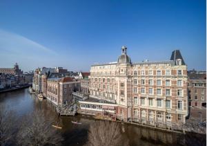 most nad rzeką w mieście z budynkami w obiekcie Hotel Nes Amsterdam w Amsterdamie
