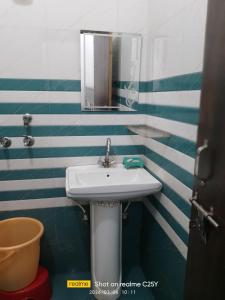 a bathroom with a sink and a mirror at Radha Rani homestay in Vrindāvan