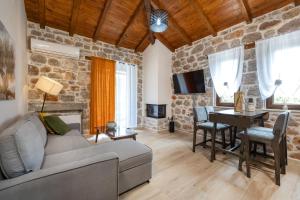 a living room with a couch and a table at Elevi Aria in Tyros