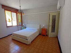 a bedroom with a white bed and a window at Casa Noemi in IDRO