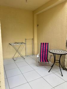 a room with a chair and a table at Condomínio Aurora in Paulista