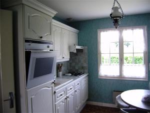 a kitchen with white cabinets and a window at Résidence 502-pleneuf Val Andre - Charmante maison de 85m², avec jardin clos dans un quartier calme. MAE-6674 in Pléneuf-Val-André