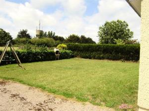 a large yard with a hedge and a swing at Résidence 502-pleneuf Val Andre - Charmante maison de 85m², avec jardin clos dans un quartier calme. MAE-6674 in Pléneuf-Val-André