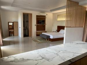 a hotel room with a bed and a bathroom at Bahtera Canggu in Dalung