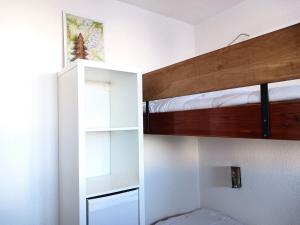 a small bedroom with a bunk bed with a ladder at Résidence Cachette - Superbe 2 pièces cabine 4 personnes à Arc 1600, proche des pistes et proche des commerces MAE-7831 in Arc 1600