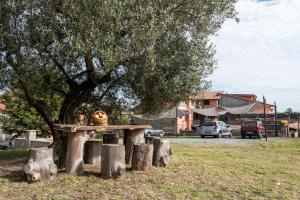 a table with a bear sitting on top of a tree stump at Tuscia Holidays in Zepponami
