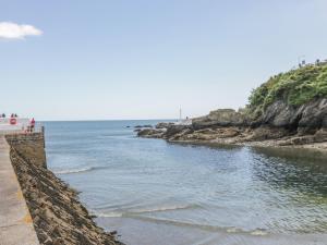 a retaining wall next to a body of water at Seaside Apartment in Looe