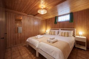 a bedroom with a large bed with towels on it at Cozy traditional Chalet, Stunning Mountain Views in Grindelwald