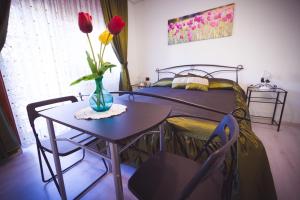 A bed or beds in a room at Floreo Guest House