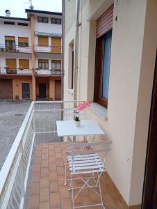 a table and chairs on the balcony of a building at Casa Noemi in IDRO