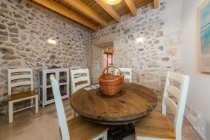 a dining room with a wooden table and chairs at Casa Abeurador, con mucho encanto en el centro de Artà in Artá