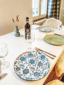 a table with a plate and a bottle of wine at Historisches Altstadt-Juwel - Ruhige Top-Lage in Uninähe in Heidelberg
