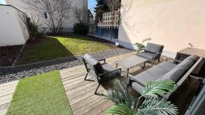 a patio with two chairs and a couch and a table at Tiny House mit Terrasse und Garten in Altstadtnähe inkl Parkplatz in Weiden