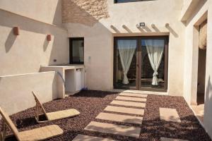 a house with a courtyard with a patio at Suite ideal para escapadas romanticas in Bullas