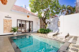 an image of a swimming pool in a house at Cozy villa 2bdr in Seminyak , pool,800m beach in Seminyak