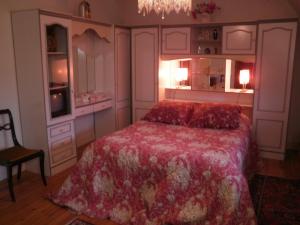 Кровать или кровати в номере Le clos des mûriers