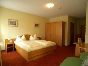 a bedroom with a large bed in a room at Frühstückshotel Jammernegg in Köflach