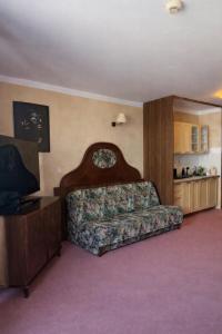 a hotel room with a bed and a couch at Apartamenty Port 111 in Kołobrzeg