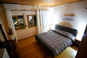 a bedroom with a large bed in a room at Old Bazaar Balcony Villa in Gjirokastër