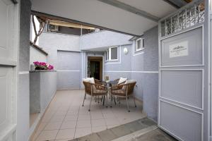 a patio with a table and chairs in a building at Old Bazaar Balcony Villa in Gjirokastër
