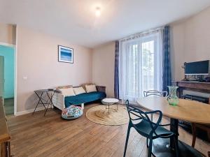 a living room with a couch and a table at Bel Appart 10 min de Paris et Orly in Juvisy-sur-Orge