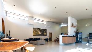 a living room with skylights on the ceiling at Jahu Center House in Jaú