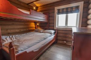 a bedroom with a bunk bed in a log cabin at Meraftahornvegen 36 in Stranda