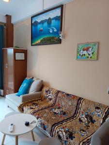a living room with a couch and a tv on the wall at HangNga homestay - hotel in Phủ Từ Sơn
