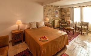 a bedroom with a bed with a bowl of fruit on it at La Maison Bakéa in Cordes-sur-Ciel
