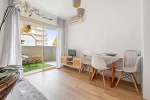 a dining room with a table and chairs and a window at Pet Friendly + Pool + Park, Beach 2 Minutes Away (Atalaya) in Salou
