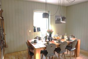 a dining room with a table and four chairs at Ferienhaus Ferienwohnung CasaBergZeit mit Königscard im Allgäu, Pfronten, Füssen in Pfronten