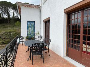 a patio with a table and chairs on a balcony at Chez Montiz in Montazels
