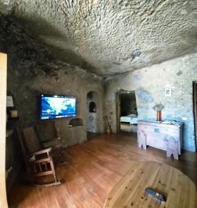 Televizorius ir (arba) pramogų centras apgyvendinimo įstaigoje Casa Cueva Las Margaritas By Artenatur