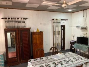 a room with a table and a mirror and a table and chairs at Pap De Home in Weligama