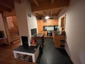 an overhead view of a kitchen in a house at TANAs Almhütte in Flattnitz