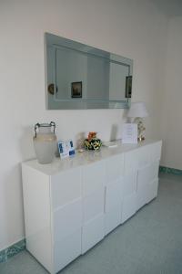 a white counter with a mirror on top of it at La terrazza in Contursi +23 photos
