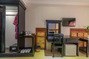 a room with a desk and a mirror at Dara Panha Sak Guesthouse in Siem Reap