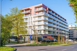 a building with a bus parked in front of it at Akces APARTAMENTY KASPROWICZA 20C- BASEN, SAUNY, JACUZZI, SIŁOWNIA W CENIE - SCHWIMMBAD, SAUNEN, JACUZZI, FITNESSSTUDIO IM PREIS in Kołobrzeg