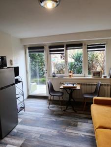 a kitchen with a table and chairs in a room at Altea - Lago di Como nuovo accogliente mini appartamento vicino alla spiaggia e giardino in Dervio