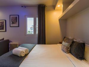 a bedroom with a large bed with a window at Oceanway Apartment in the Center of Baleal in Ferrel