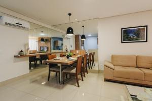 a dining room and kitchen with a table and a couch at LRFlat 3 - Flat para pessoas exigentes com requinte e conforto próximo de tudo! Garagem e portaria 24h in Montes Claros