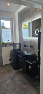a bathroom with a black sink and a mirror at Apartment nahe München A8 in Pfaffenhofen an der Glonn