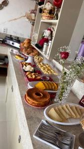 a buffet with many plates of food on a counter at Hotel Pedra da Letra in Mauriti
