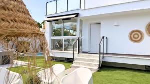 a house with a view of the yard at Casa Alegra Pool & Spa in Gran Alacant