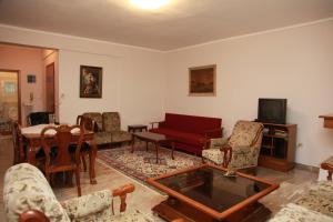 Area tempat duduk di Apartment Nikos