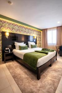 ein Schlafzimmer mit einem großen Bett mit großem Kopfteil in der Unterkunft Hôtel du Golf Mohammedia in Mohammedia + 39 Fotos
