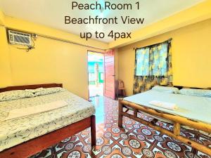 zwei Betten in einem Zimmer mit der Aufschrift „Erreichbares Zimmer, schöne Aussicht bis zu in der Unterkunft Concepcion Resort in Inopacan