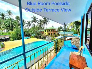 Blick vom Balkon eines blauen Zimmers, möglicher Blick von der Terrasse. in der Unterkunft Concepcion Resort in Inopacan