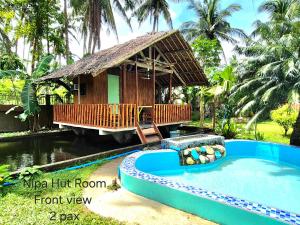 ein Resort mit Pool und einem kleinen Haus in der Unterkunft Concepcion Resort in Inopacan + 9 Fotos